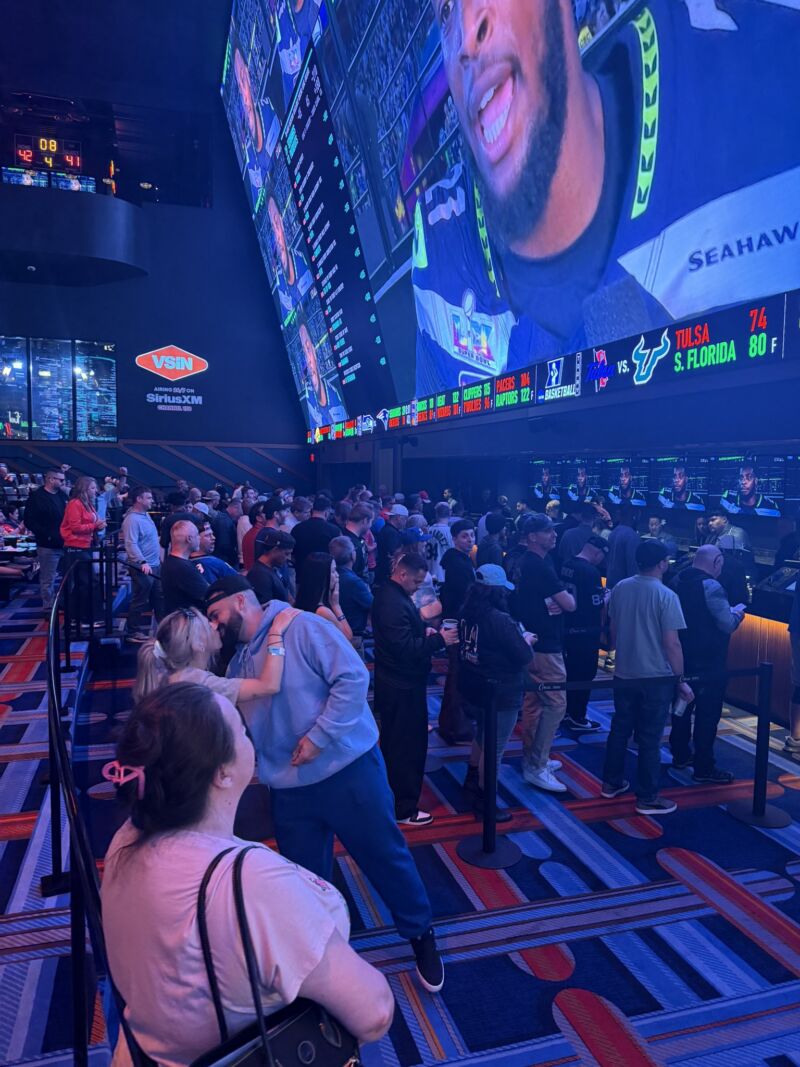 Image for the Tweet beginning: A bunch of happy people